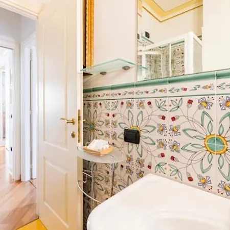 Bilocale Affrescato Con Box Privato & A 150m